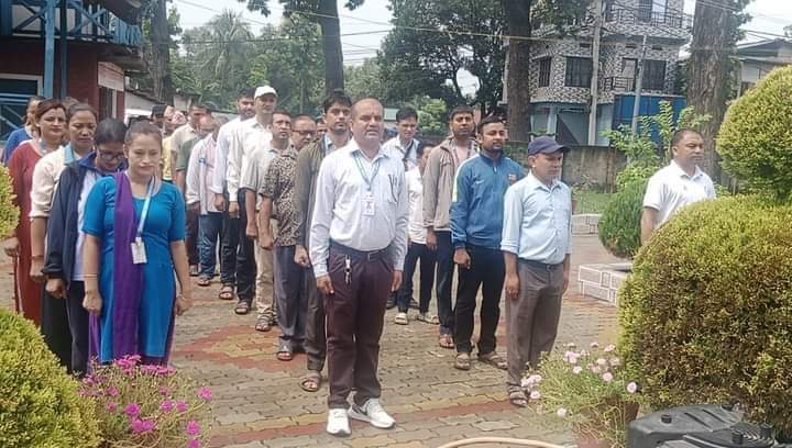 कर्मचारीहरु प्रवेश गर्नु अघि राष्ट्रिय गान गाएर मात्र प्रवेश गर्नु पर्ने