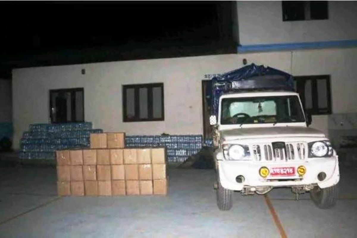 सिक्किमे रक्सी बोकेको गाडीसहित दुईजना पक्राउ 