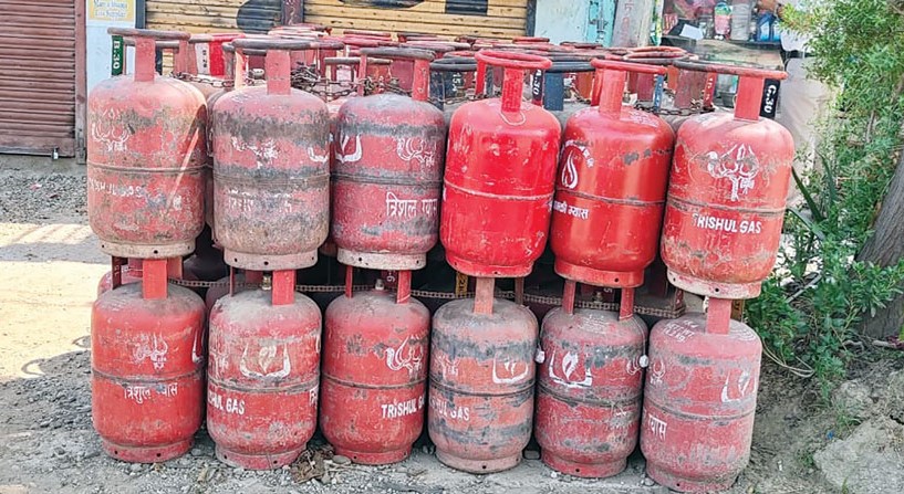 इलाममा ग्यास अभाव, मारमा उपभोक्ता