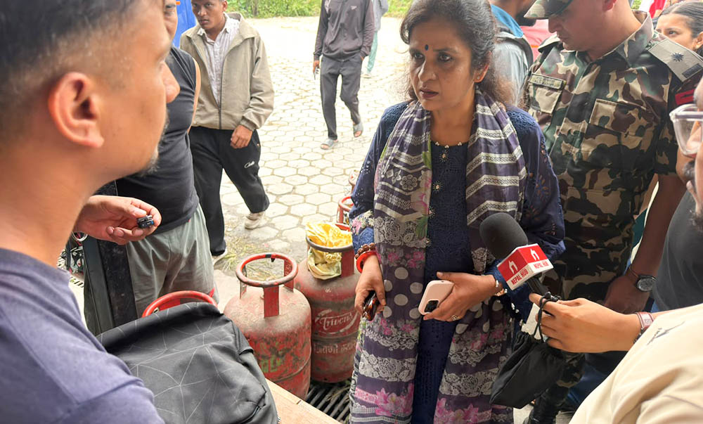 ग्यासको अभावः कम्पनी र डिपोमा उद्योग मन्त्रीको अनुगमन